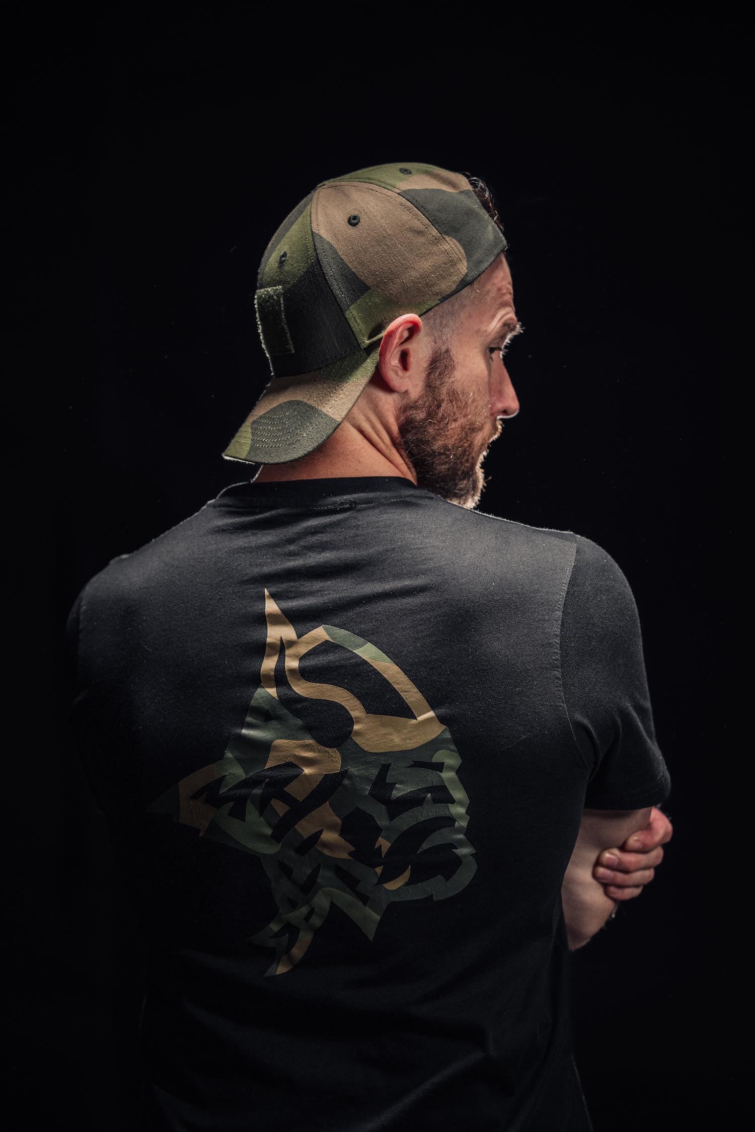 Sort t-skjorte med nkamo print, bakside