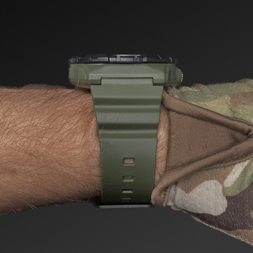 Casio MRW-210H taktisk klokke, på hånden, profil