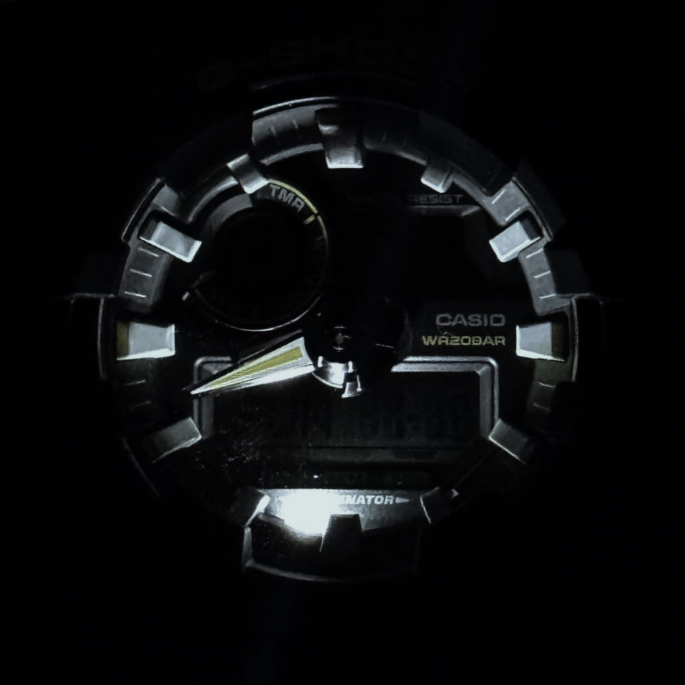 Casio G-shock GA-710TU taktisk klokke, urskive i mørket