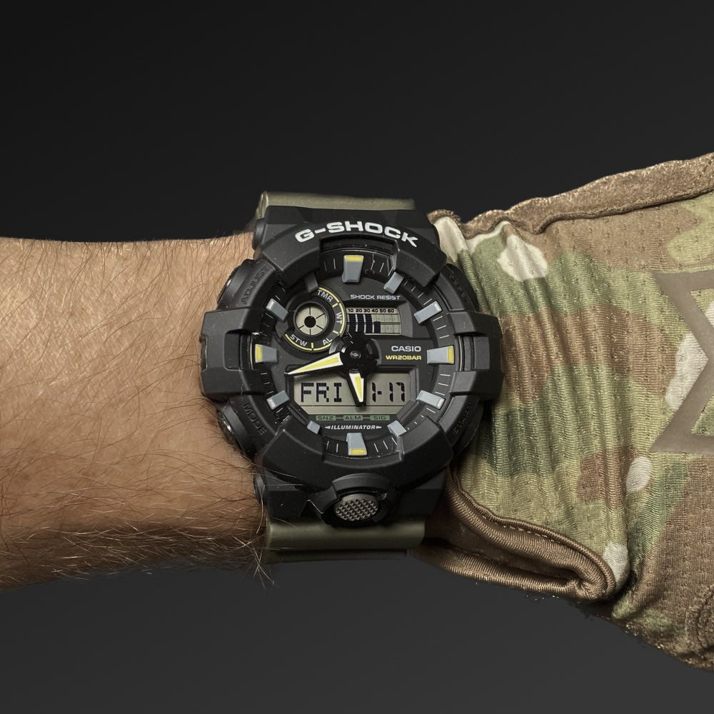 Casio G-shock GA-710TU taktisk klokke, på hånden, urskive