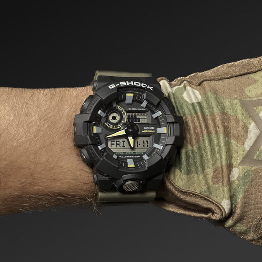 Casio G-shock GA-710TU taktisk klokke, på hånden, urskive