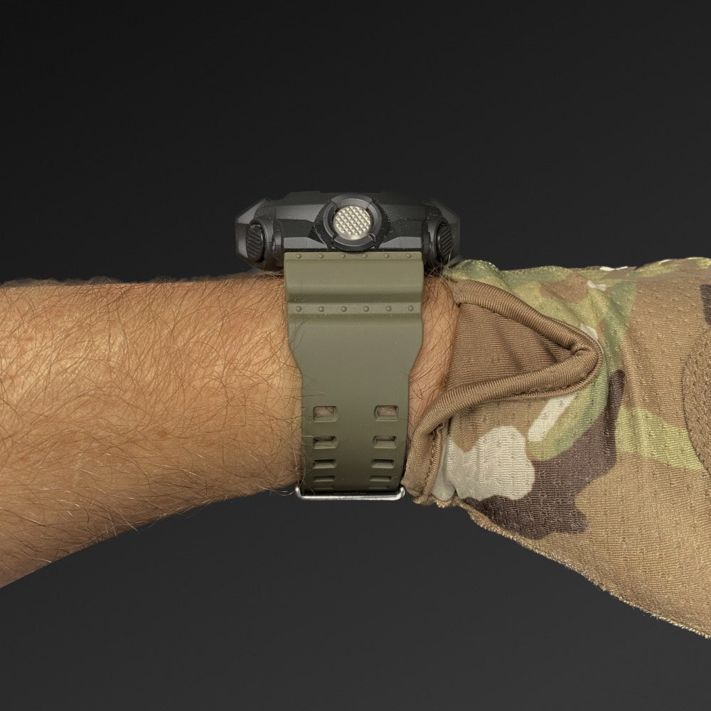 Casio G-shock GA-710TU taktisk klokke, på hånden, profil