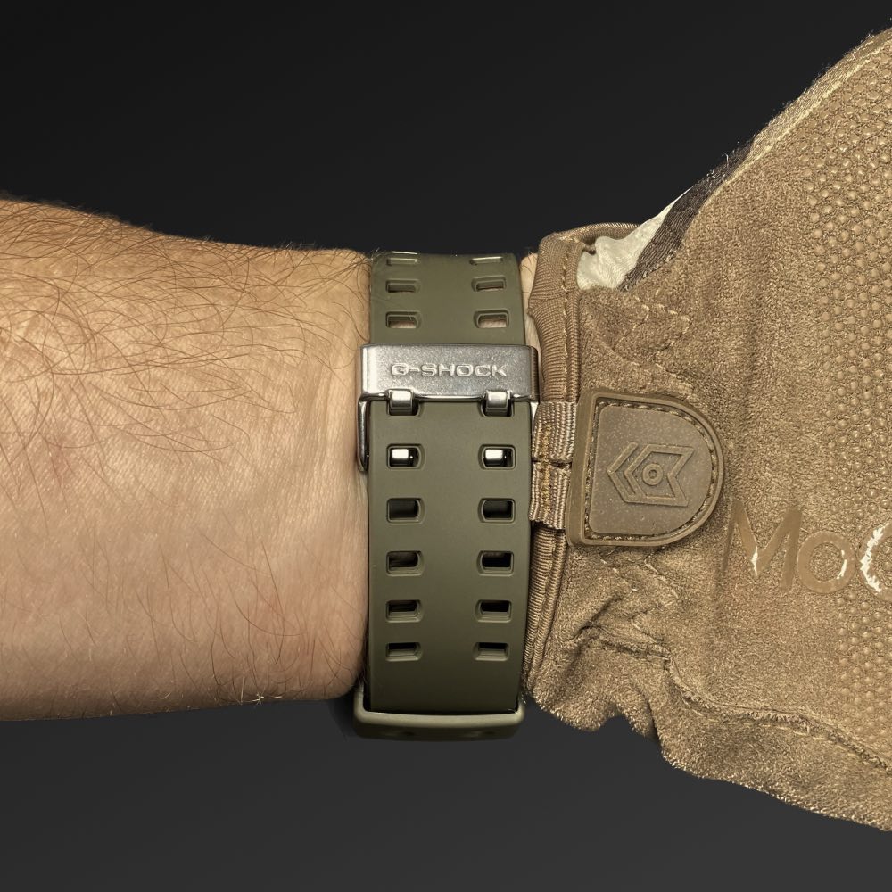 Casio G-shock GA-710TU taktisk klokke, på hånden, reim