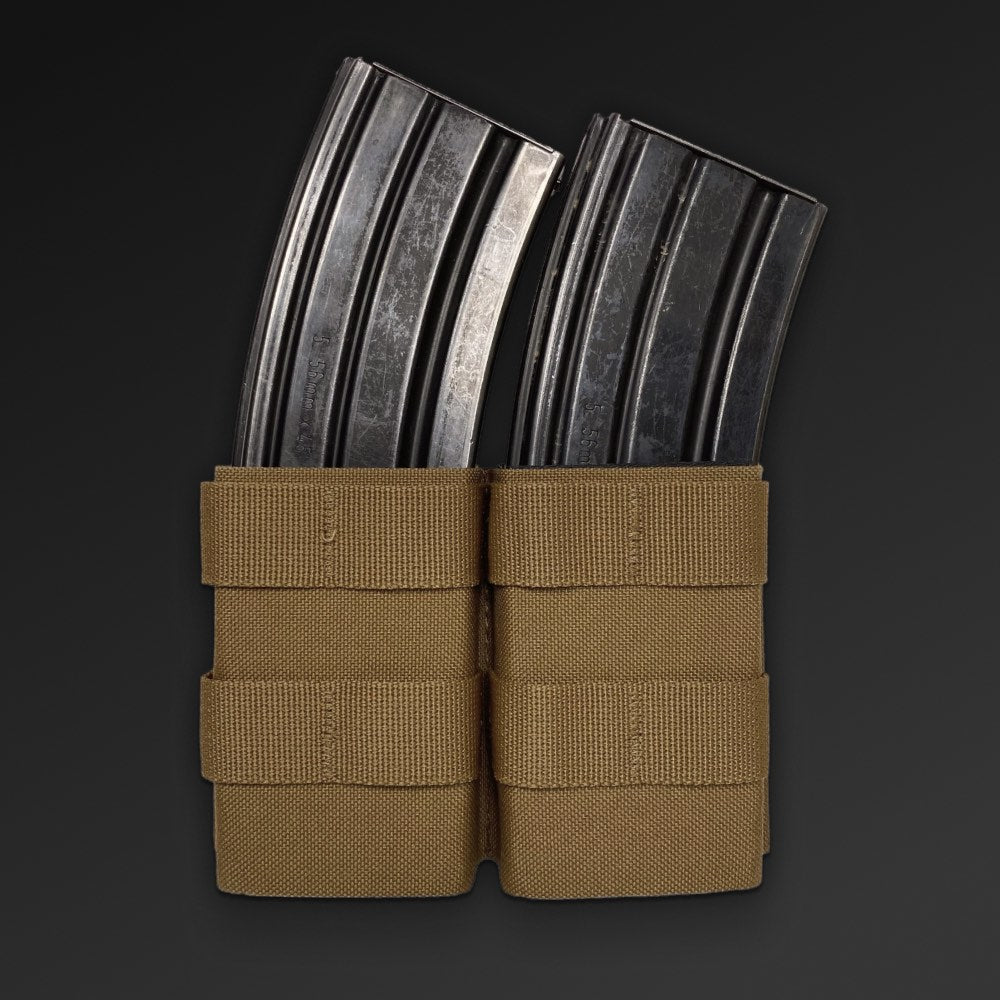 Dobbel magasinlomme fra Esstac til 5.56 magasiner, coyote brun, fremside med magasiner