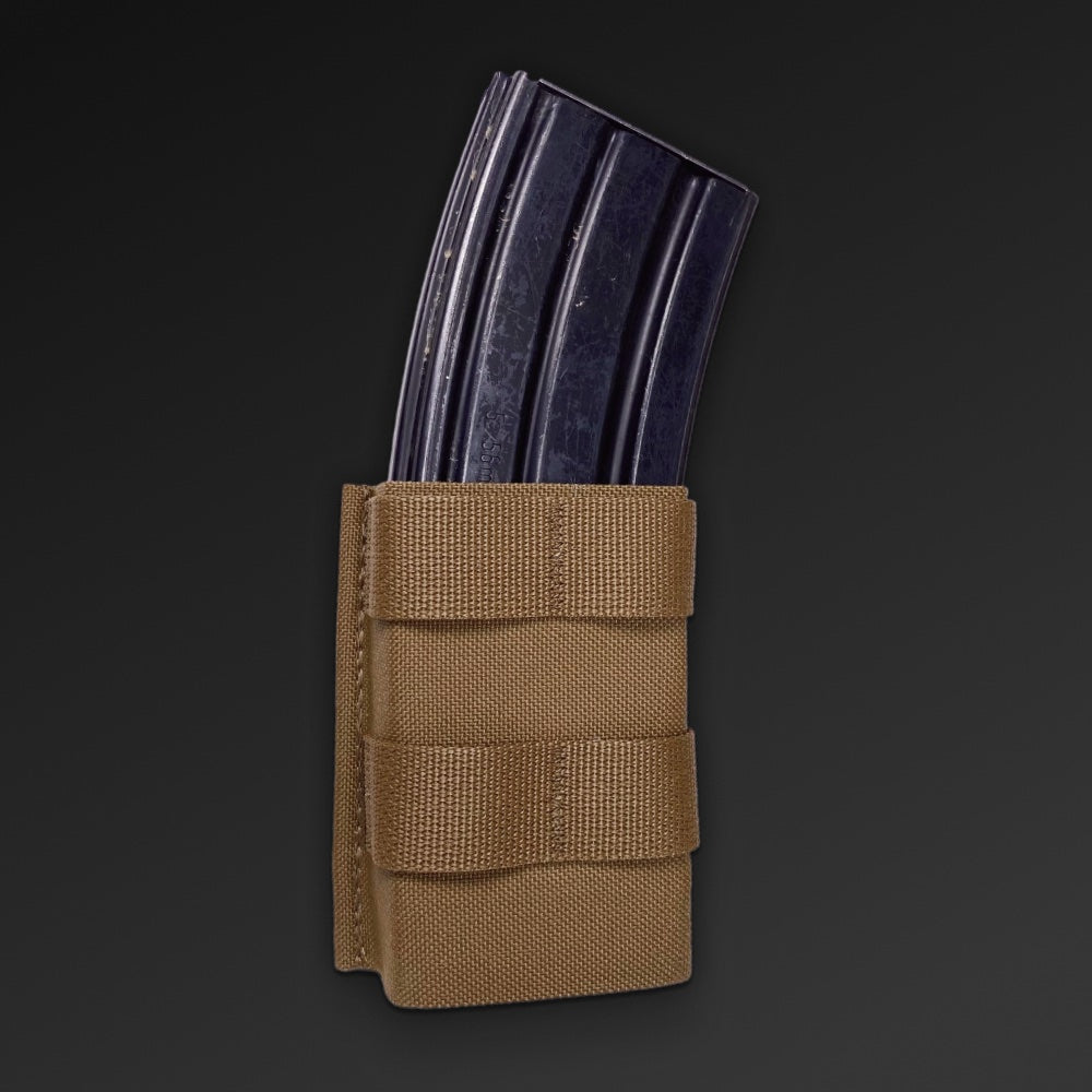 Enkel magasinlomme fra Esstac til 5.56 magasiner, coyote brun, med magasin