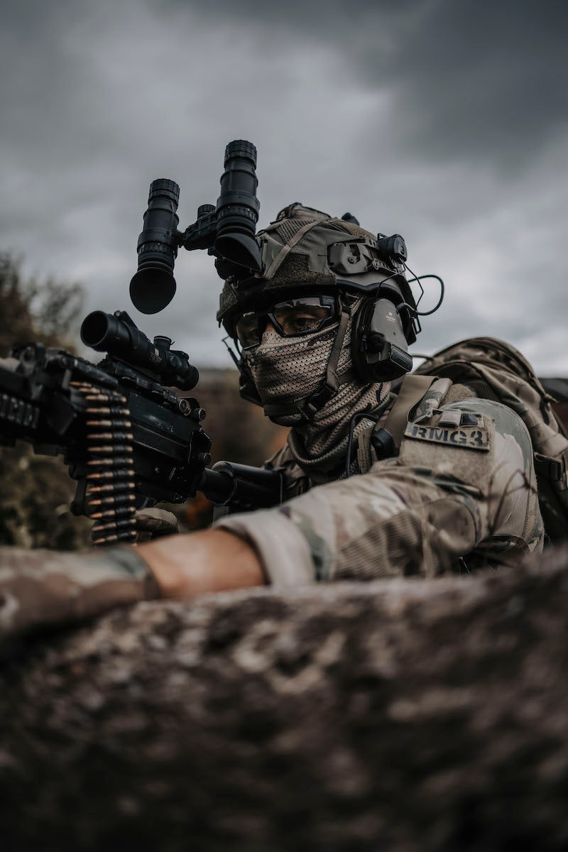 Multicam buff, i bruk av soldat utendørs