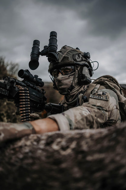 Multicam buff, i bruk av soldat utendørs