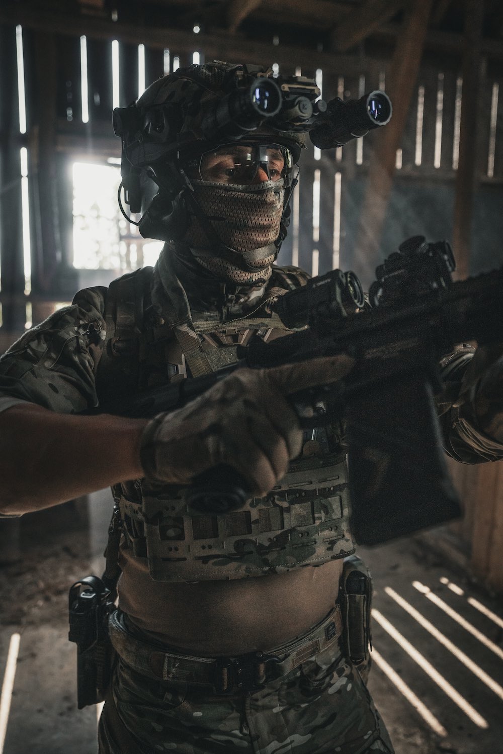 Multicam buff, i bruk av soldat innendørs