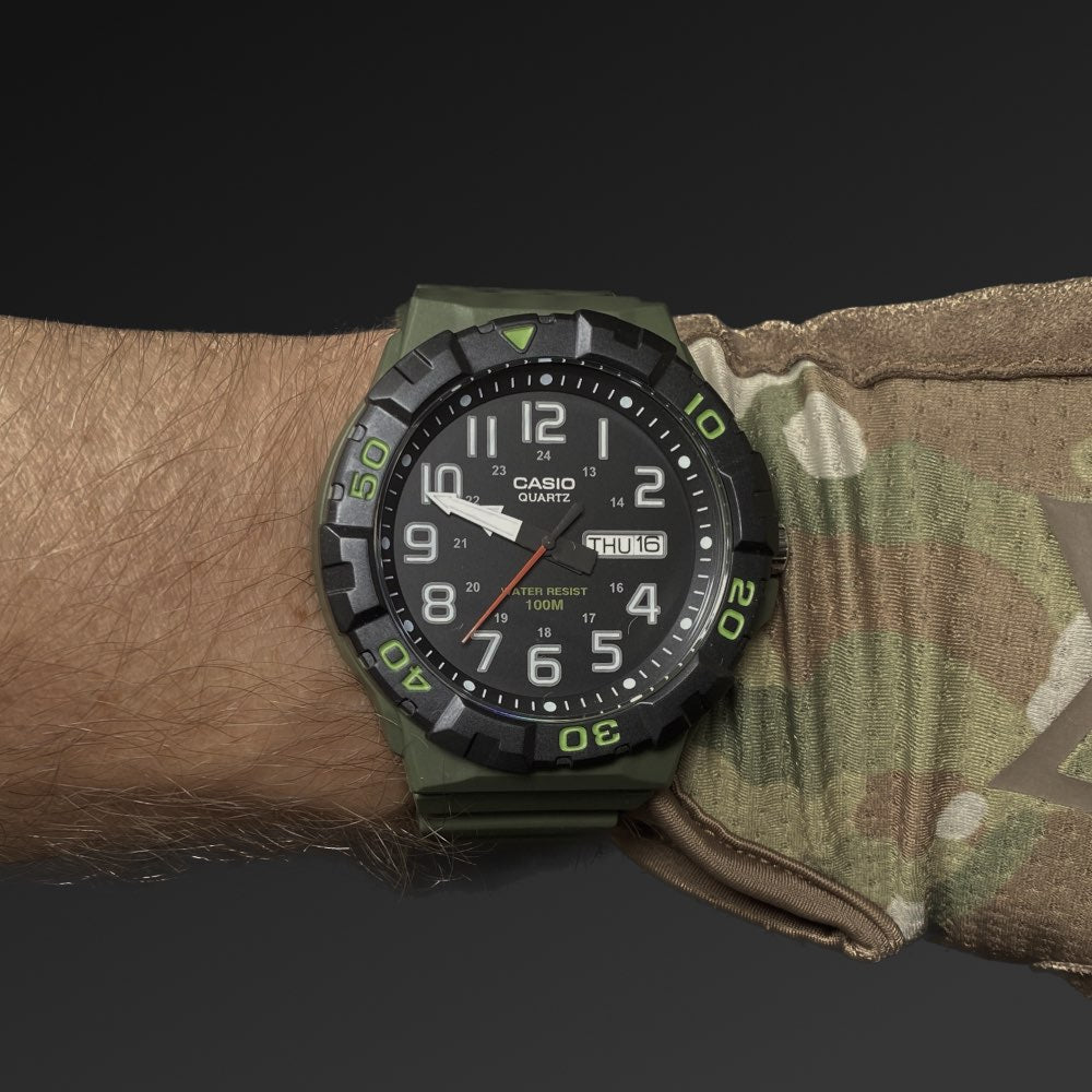 Casio MRW-210H taktisk klokke, på hånden, urskive