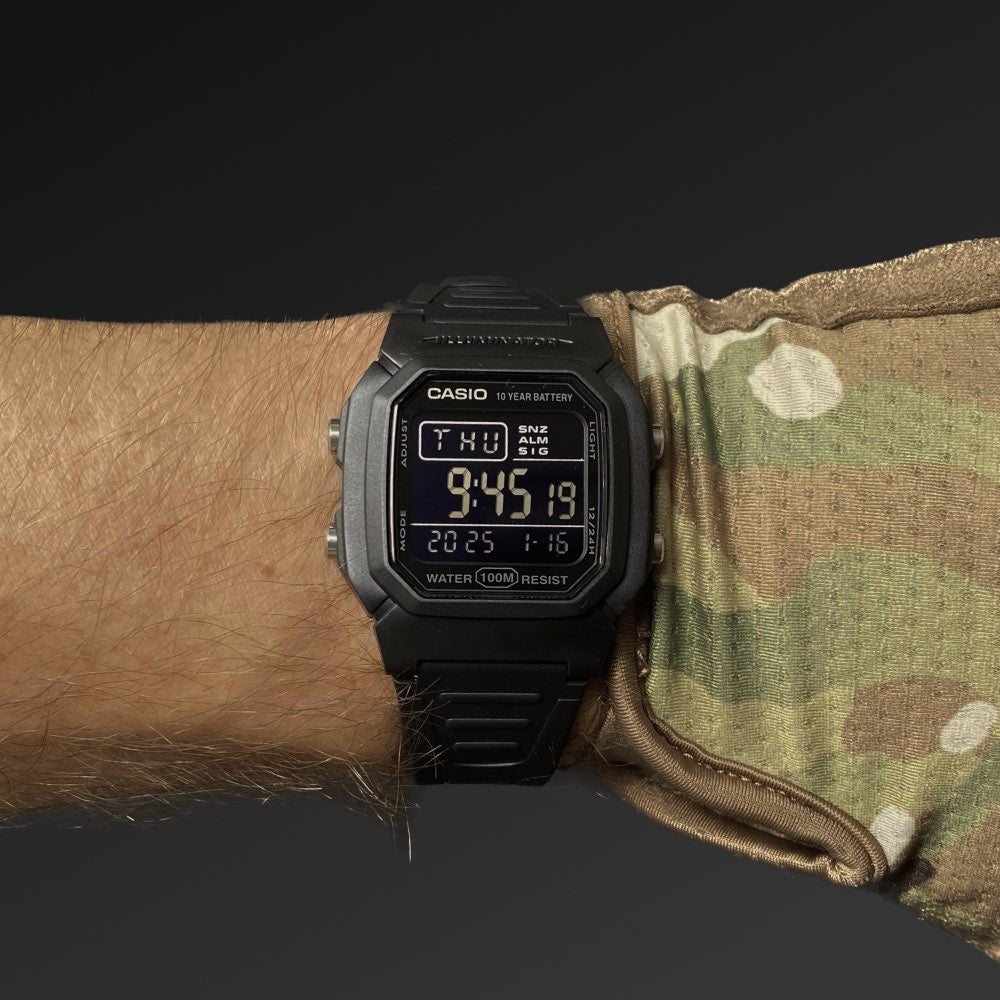 Casio W-800H taktisk klokke, på hånden, urskive