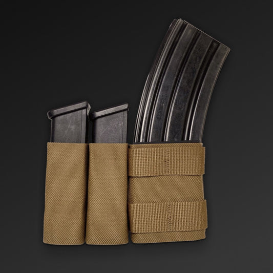 Trippel magasinlomme fra Esstac til ett 5.56 og to 9 mm magasiner, coyote brun, fremside med magasiner