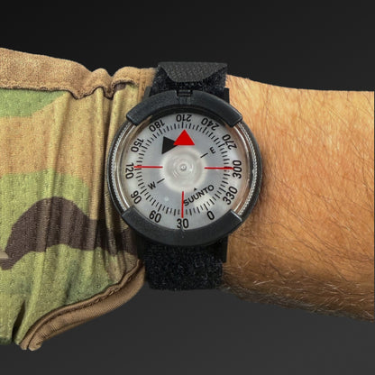 Suunto M-9 hånleddskompass på hånd