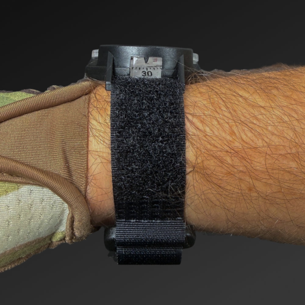 Suunto M-9 hånleddskompass på hånd fra siden