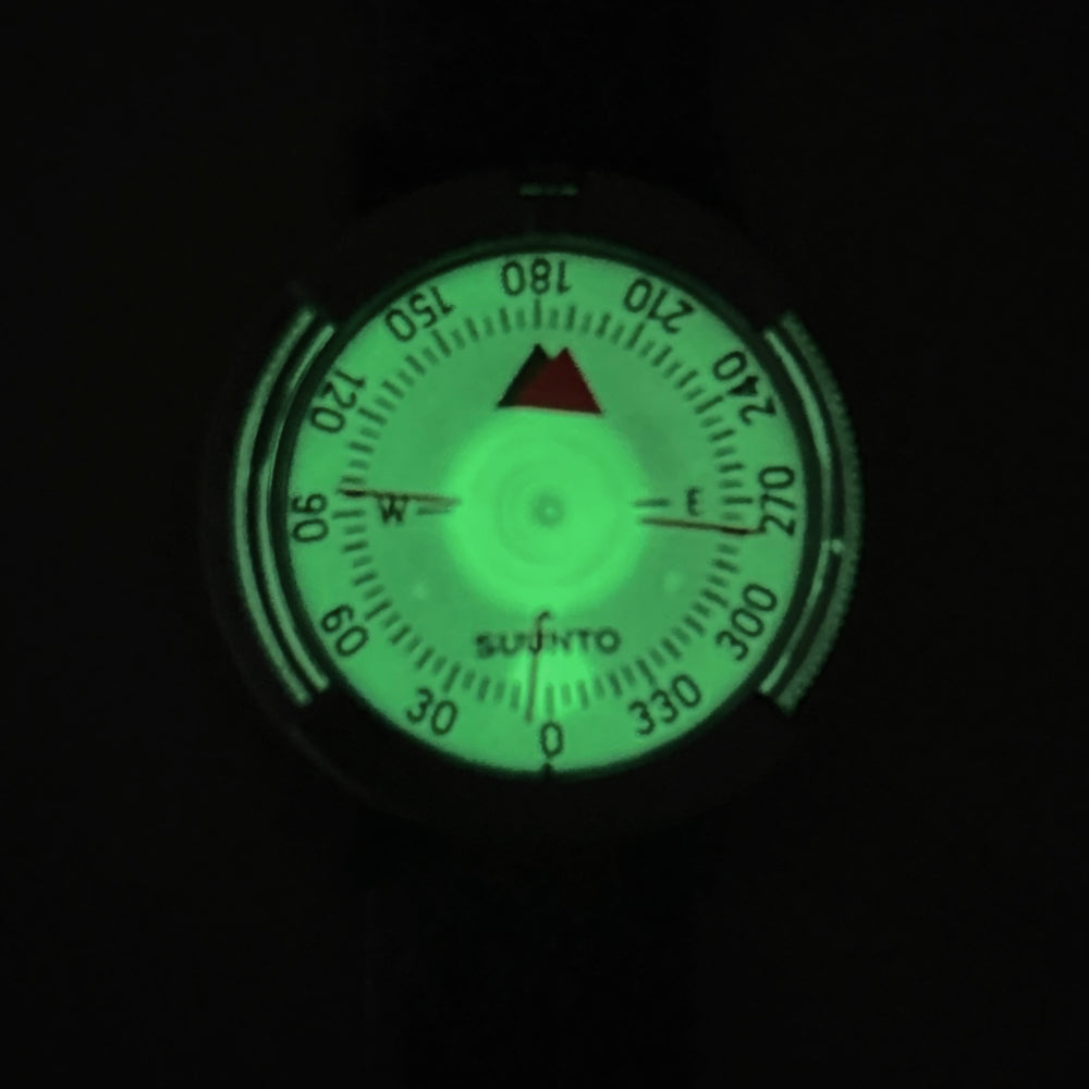 Suunto M-9 hånleddskompass i mørket