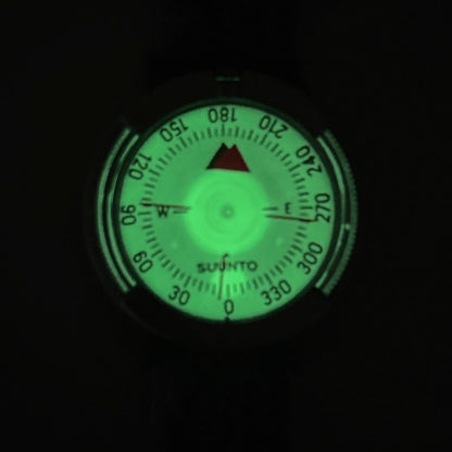 Suunto M-9 hånleddskompass i mørket